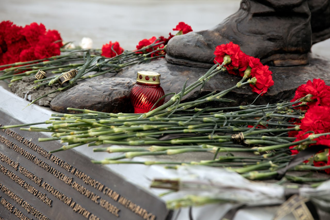 Сургутяне почтили память жертв политических репрессий Сургутяне почтили память жертв политических репрессий