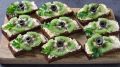 Легкие бутерброды поразят гостей нежным вкусом: добавьте один необычный продукт