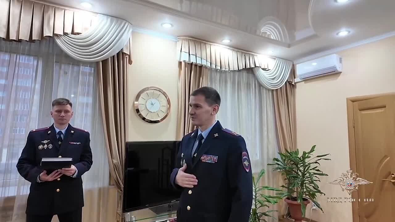 Нижневартовских школьников, нашедших 746 тысяч рублей, наградили за честность