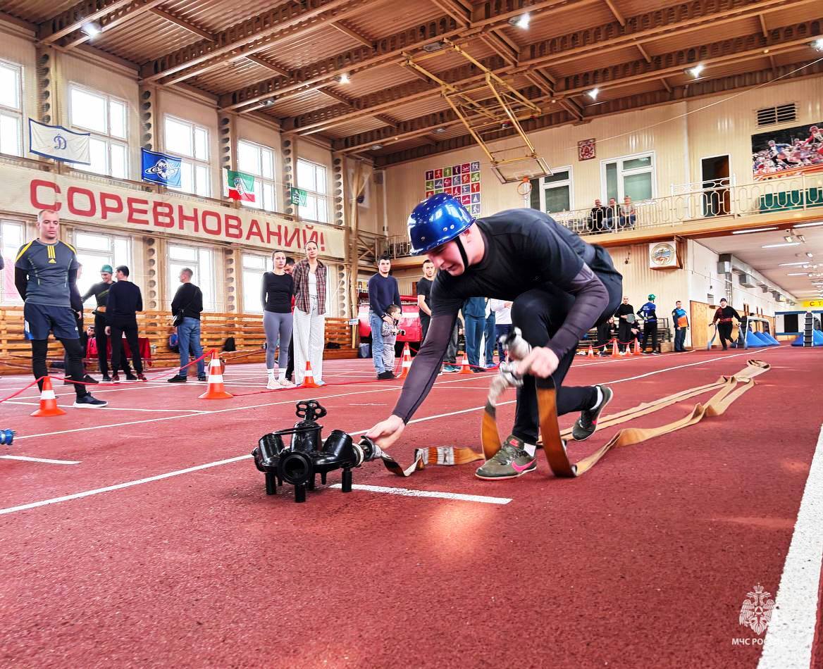Сила и ловкость: в Сургуте определили лучших пожарных-спортсменов Сила и ловкость: в Сургуте определили лучших пожарных-спортсменов