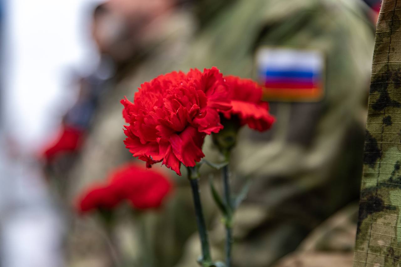 В Сургуте открыли мемориальную доску капитану, кавалеру ордена Мужества Денису Сергеевичу Маханькову, погибшему при исполнении воинского долга в ходе специальной военной операции В Сургуте открыли мемориальную доску капитану, кавалеру ордена Мужества Денису Сергеевичу Маханькову, погибшему при исполнении воинского долга в ходе специальной военной операции