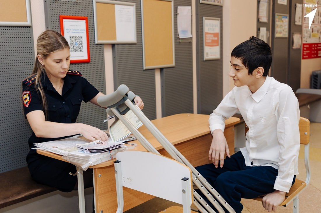 В Нижневартовске полицейские вручили первые паспорта гражданина Российской Федерации юным жителям В Нижневартовске полицейские вручили первые паспорта гражданина Российской Федерации юным жителям