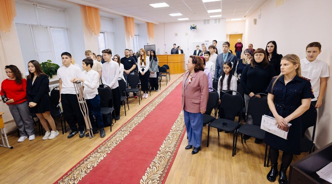 В Нижневартовске полицейские вручили первые паспорта гражданина Российской Федерации юным жителям В Нижневартовске полицейские вручили первые паспорта гражданина Российской Федерации юным жителям