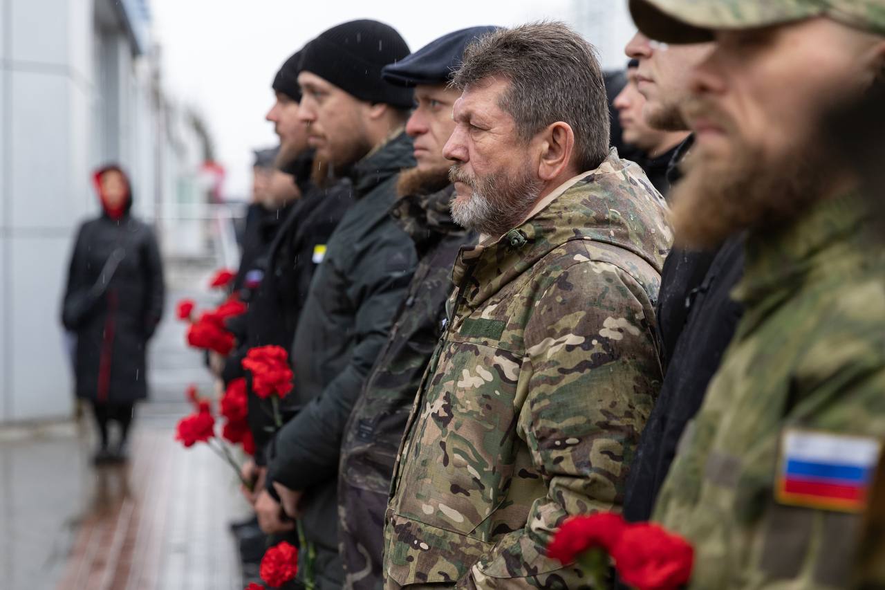 В Сургуте открыли мемориальную доску капитану, кавалеру ордена Мужества Денису Сергеевичу Маханькову, погибшему при исполнении воинского долга в ходе специальной военной операции В Сургуте открыли мемориальную доску капитану, кавалеру ордена Мужества Денису Сергеевичу Маханькову, погибшему при исполнении воинского долга в ходе специальной военной операции