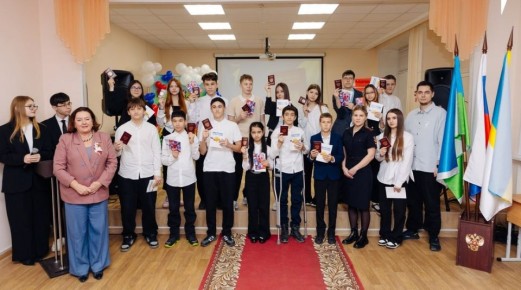 В Нижневартовске полицейские вручили первые паспорта гражданина Российской Федерации юным жителям