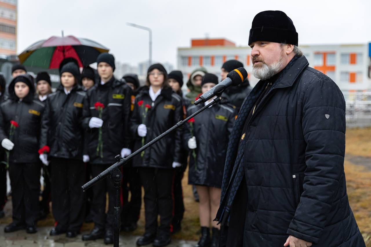 В Сургуте открыли мемориальную доску капитану, кавалеру ордена Мужества Денису Сергеевичу Маханькову, погибшему при исполнении воинского долга в ходе специальной военной операции В Сургуте открыли мемориальную доску капитану, кавалеру ордена Мужества Денису Сергеевичу Маханькову, погибшему при исполнении воинского долга в ходе специальной военной операции
