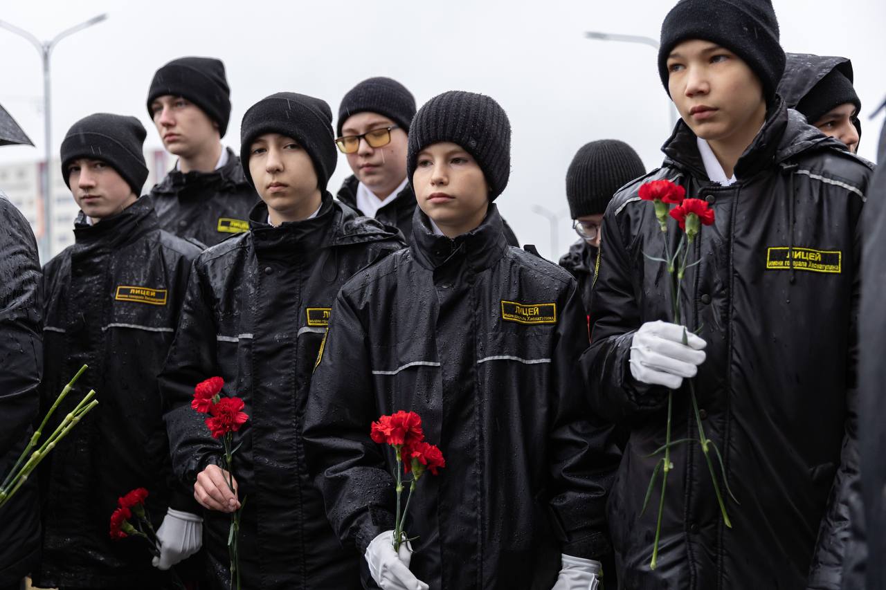 В Сургуте открыли мемориальную доску капитану, кавалеру ордена Мужества Денису Сергеевичу Маханькову, погибшему при исполнении воинского долга в ходе специальной военной операции В Сургуте открыли мемориальную доску капитану, кавалеру ордена Мужества Денису Сергеевичу Маханькову, погибшему при исполнении воинского долга в ходе специальной военной операции