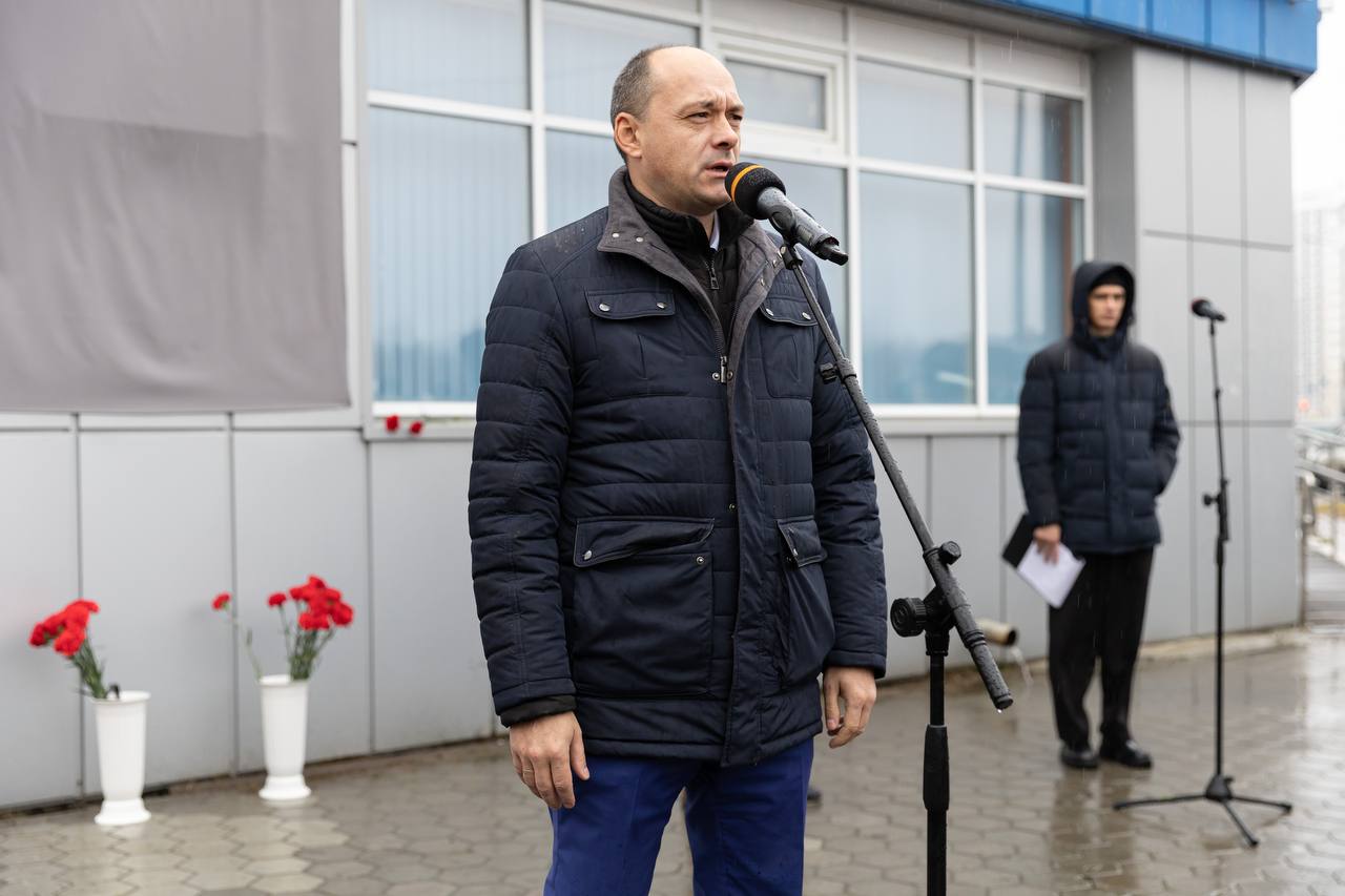 В Сургуте открыли мемориальную доску капитану, кавалеру ордена Мужества Денису Сергеевичу Маханькову, погибшему при исполнении воинского долга в ходе специальной военной операции В Сургуте открыли мемориальную доску капитану, кавалеру ордена Мужества Денису Сергеевичу Маханькову, погибшему при исполнении воинского долга в ходе специальной военной операции