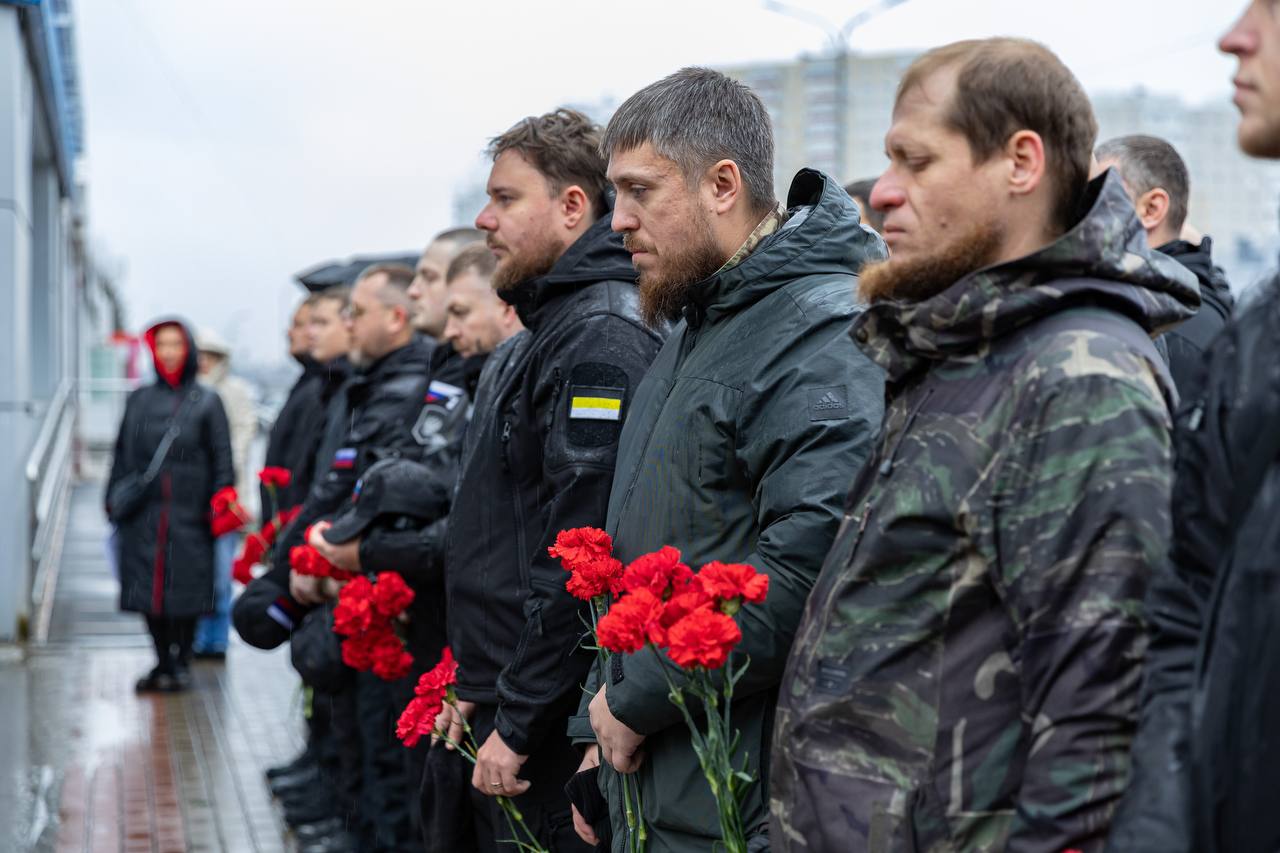 В Сургуте открыли мемориальную доску капитану, кавалеру ордена Мужества Денису Сергеевичу Маханькову, погибшему при исполнении воинского долга в ходе специальной военной операции В Сургуте открыли мемориальную доску капитану, кавалеру ордена Мужества Денису Сергеевичу Маханькову, погибшему при исполнении воинского долга в ходе специальной военной операции