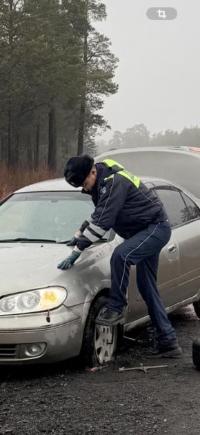 В Сургутском районе сотрудники полиции оказали помощь на трассе водителю