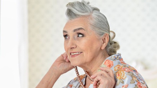 Красоткам после 50 красить брови нужно только так: беспроигрышный способ омолодиться