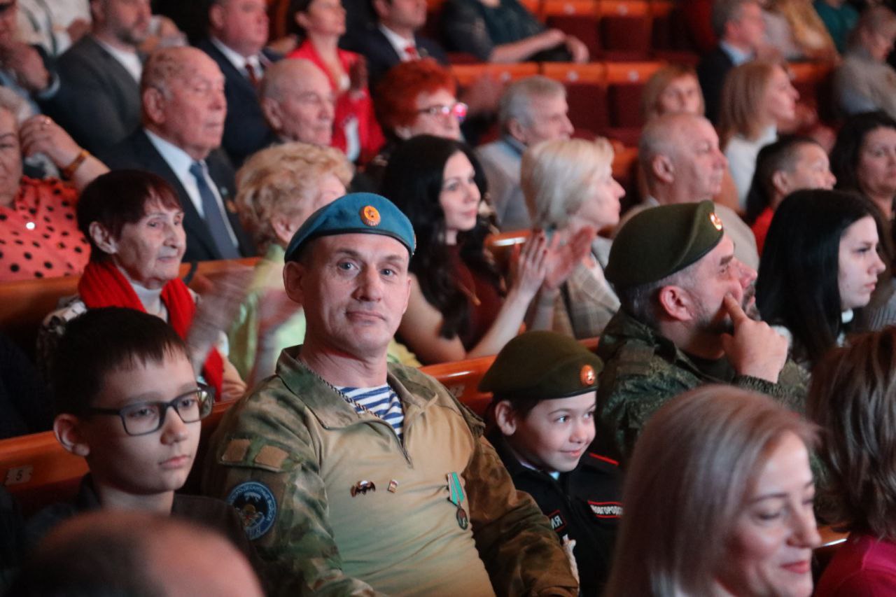 «Непобедимые!» — именно так называется концерт, который сегодня объединил нас всех «Непобедимые!» — именно так называется концерт, который сегодня объединил нас всех