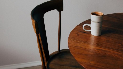 Деревянный стол вновь станет как новый: на стойкие пятна найдется управа