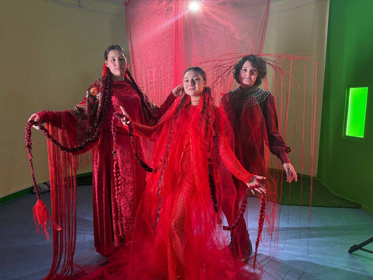 Модный перформанс, котокафе и тотемные животные: как прошла «Ночь искусств» в Музее Природы и Человека