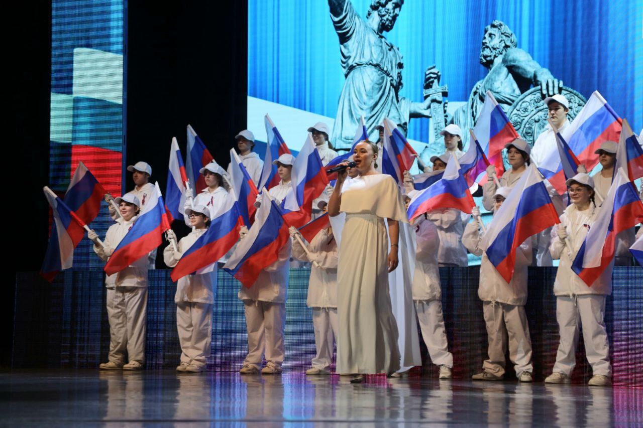 «Непобедимые!» — именно так называется концерт, который сегодня объединил нас всех «Непобедимые!» — именно так называется концерт, который сегодня объединил нас всех