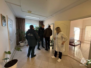 Сотрудники МЧС Югры проводят профилактические мероприятия в учреждениях здравоохранения и соцзащиты