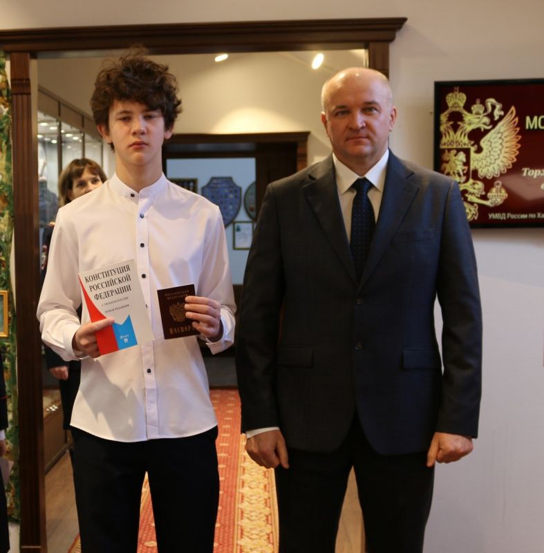 В УМВД России по ХМАО – Югре торжественно отметили День народного единства вручением паспортов юным гражданам В УМВД России по ХМАО – Югре торжественно отметили День народного единства вручением паспортов юным гражданам