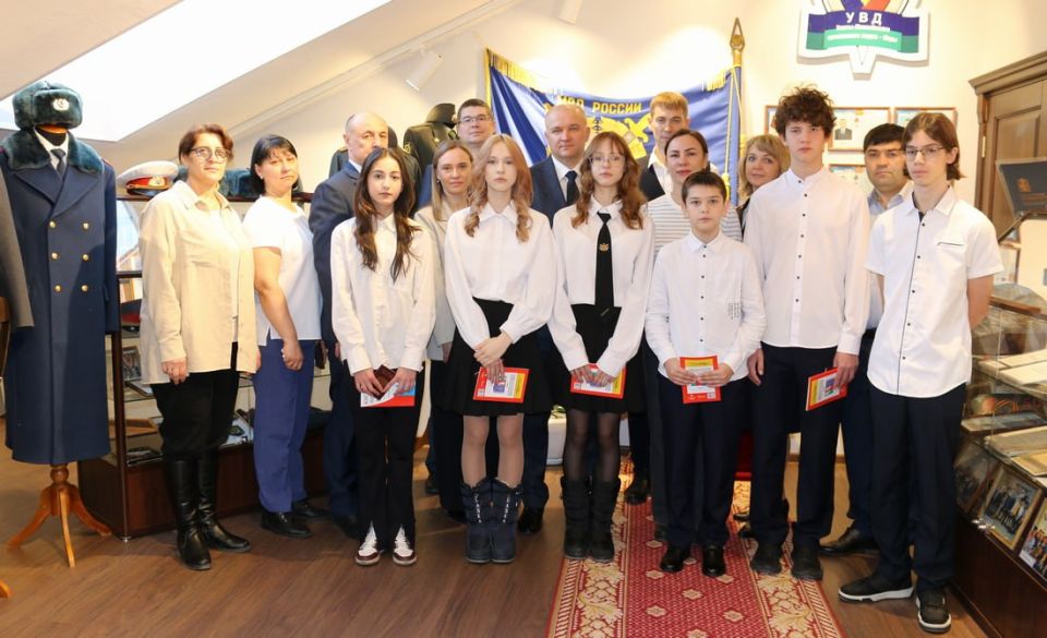 В УМВД России по ХМАО – Югре торжественно отметили День народного единства вручением паспортов юным гражданам