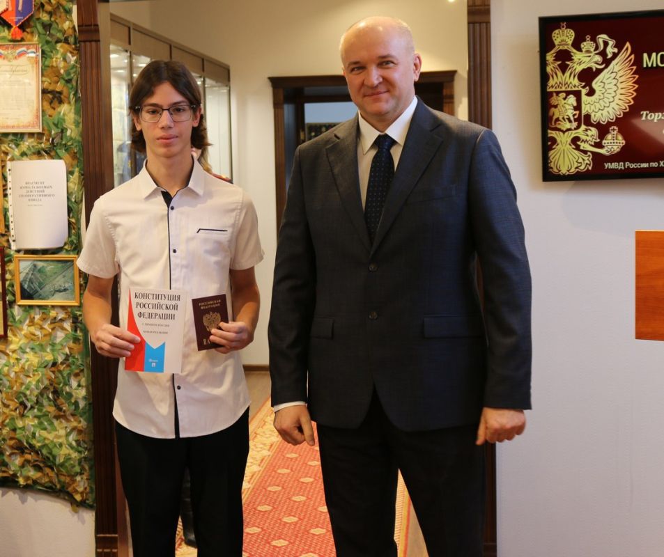 В УМВД России по ХМАО – Югре торжественно отметили День народного единства вручением паспортов юным гражданам В УМВД России по ХМАО – Югре торжественно отметили День народного единства вручением паспортов юным гражданам