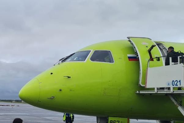 Из-за сильного ветра самолет из Новосибирска не смог долететь до пункта назначения и приземлился в Нижневартовске