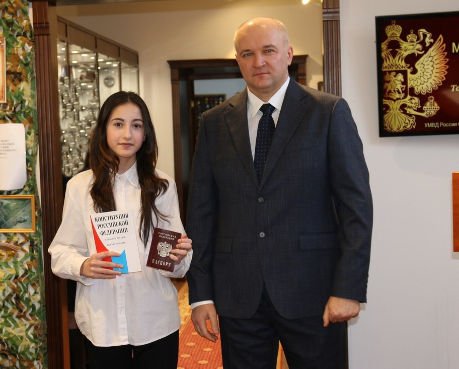 В УМВД России по ХМАО – Югре торжественно отметили День народного единства вручением паспортов юным гражданам В УМВД России по ХМАО – Югре торжественно отметили День народного единства вручением паспортов юным гражданам
