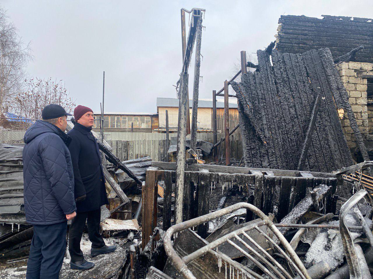 Мэр Сургута выехал на место смертельного пожара в СОТ «Прибрежный-1» Мэр Сургута выехал на место смертельного пожара в СОТ «Прибрежный-1»