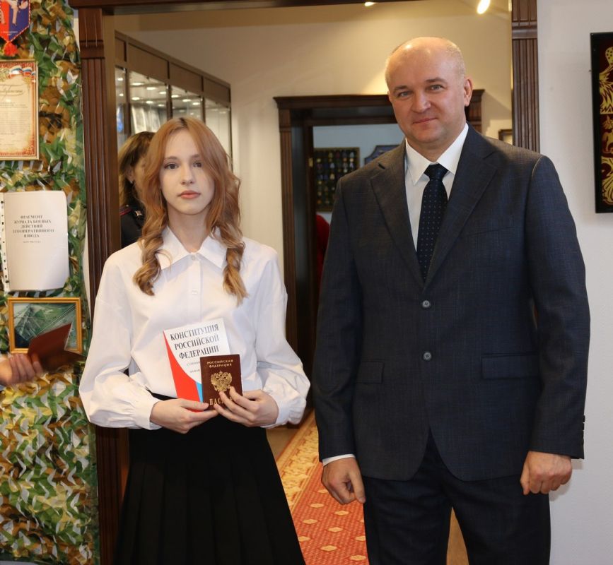 В УМВД России по ХМАО – Югре торжественно отметили День народного единства вручением паспортов юным гражданам В УМВД России по ХМАО – Югре торжественно отметили День народного единства вручением паспортов юным гражданам