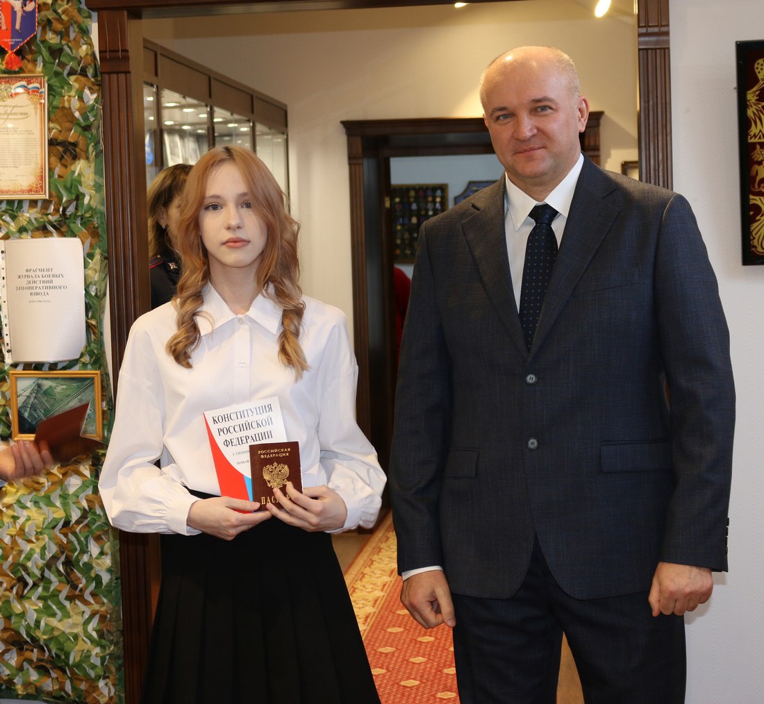 В УМВД России по ХМАО – Югре торжественно отметили День народного единства вручением паспортов юным гражданам В УМВД России по ХМАО – Югре торжественно отметили День народного единства вручением паспортов юным гражданам