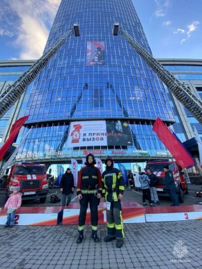 Наши огнеборцы покорили небоскреб: в Санкт-Петербурге прошли соревнования «Вертикальный вызов»