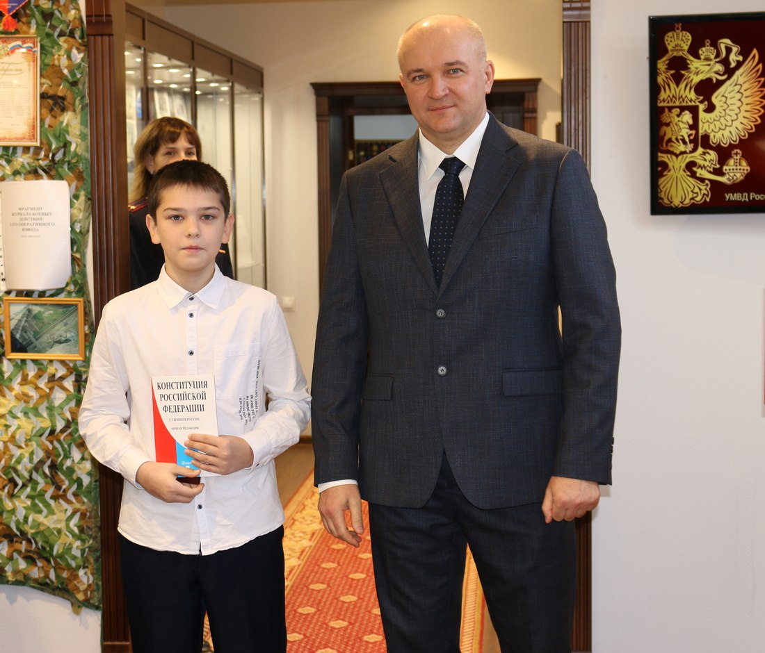 В УМВД России по ХМАО – Югре торжественно отметили День народного единства вручением паспортов юным гражданам В УМВД России по ХМАО – Югре торжественно отметили День народного единства вручением паспортов юным гражданам