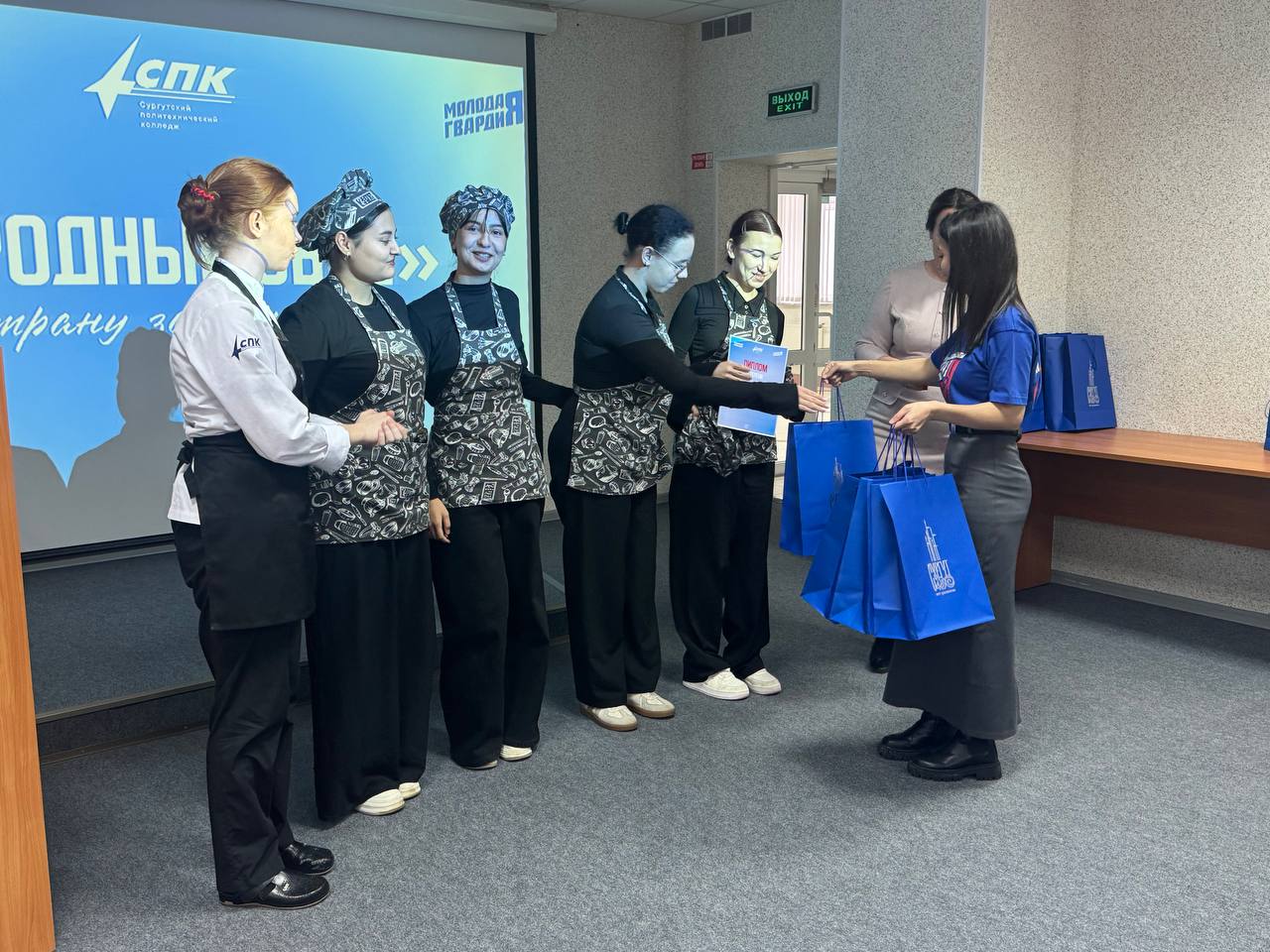 Студенты Сургута организовали конкурс кулинарных талантов ко Дню народного единства Студенты Сургута организовали конкурс кулинарных талантов ко Дню народного единства