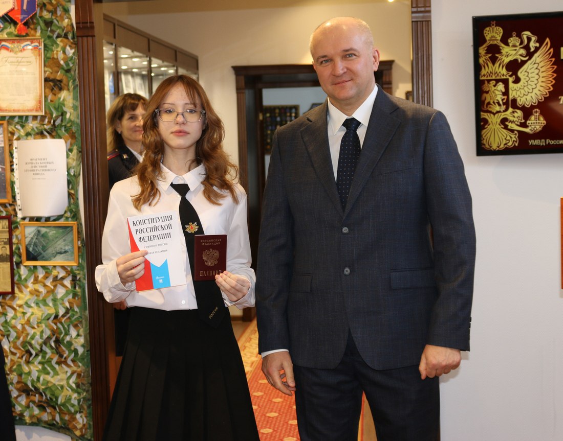 В УМВД России по ХМАО – Югре торжественно отметили День народного единства вручением паспортов юным гражданам В УМВД России по ХМАО – Югре торжественно отметили День народного единства вручением паспортов юным гражданам