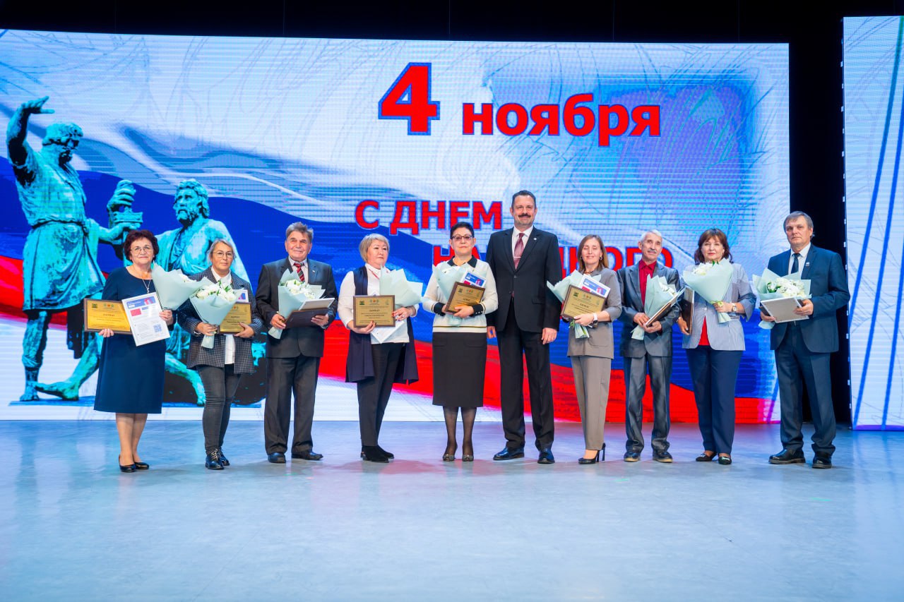 В Ханты-Мансийске наградили золотые династии Югры В Ханты-Мансийске наградили золотые династии Югры