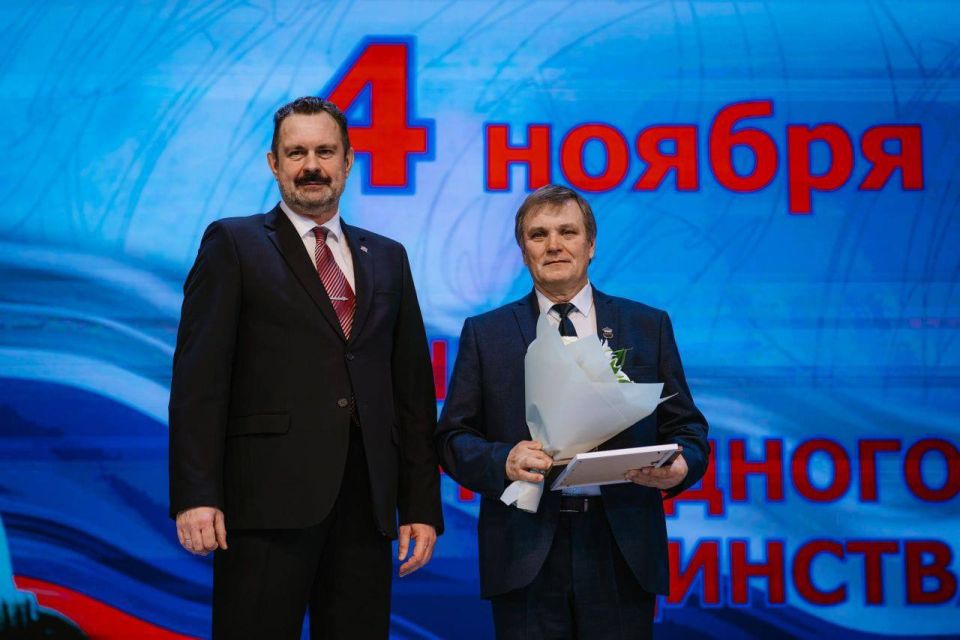 Доброе утро!. Вартовчане - лауреаты премии «Золотые имена многонациональной Югры» В День народного единства в Ханты-Мансийске состоялась церемония награждения лауреатов проекта «Золотые имена многонациональной Югры»