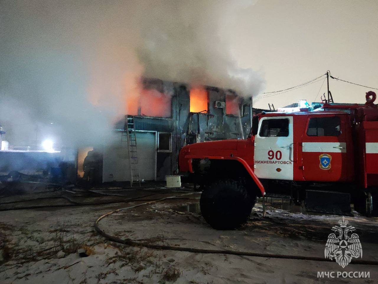В Нижневартовске огнеборцы МЧС Югры не допустили распространения пожара в гаражном кооперативе