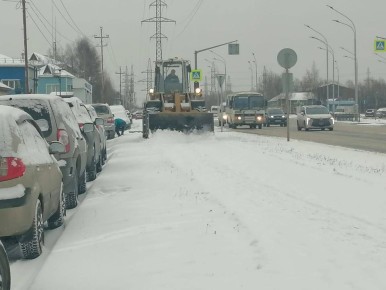 Уборка снега в городе - работа ежедневная
