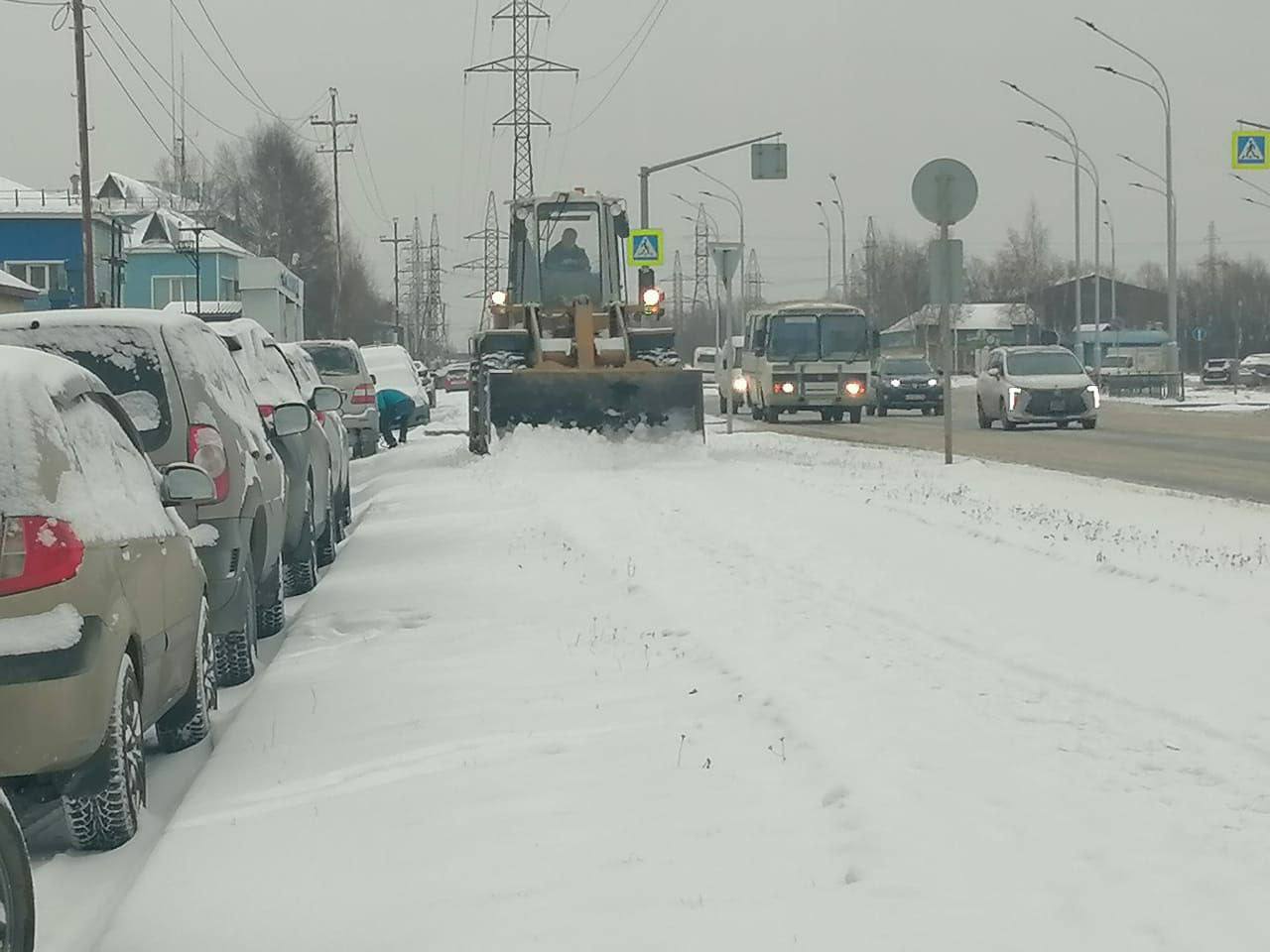 Уборка снега в городе - работа ежедневная
