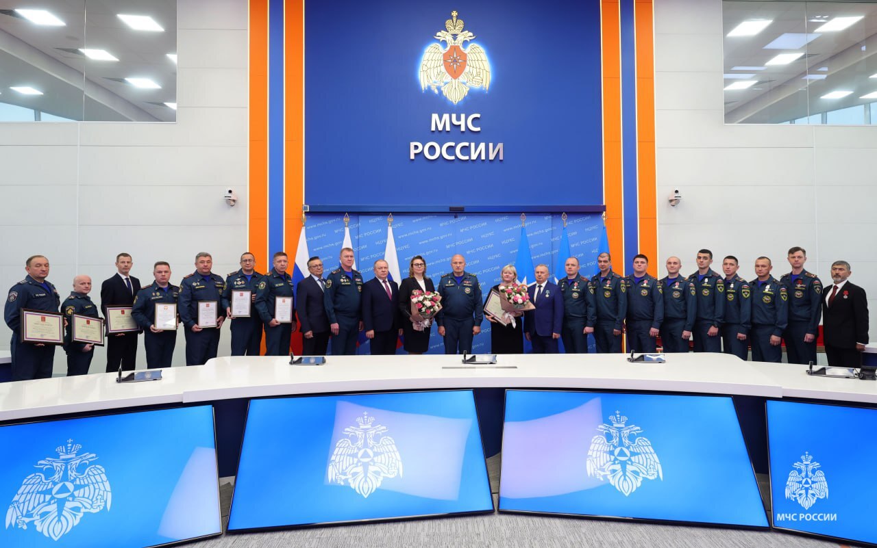 Награда за отвагу: Министр МЧС России вручил медаль огнеборцу из Сургута Награда за отвагу: Министр МЧС России вручил медаль огнеборцу из Сургута