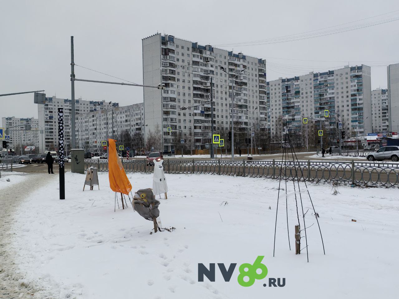 Вот такие оптимистичные призраки охраняют молодые деревья зимой в сквере Оптимистов Вот такие оптимистичные призраки охраняют молодые деревья зимой в сквере Оптимистов