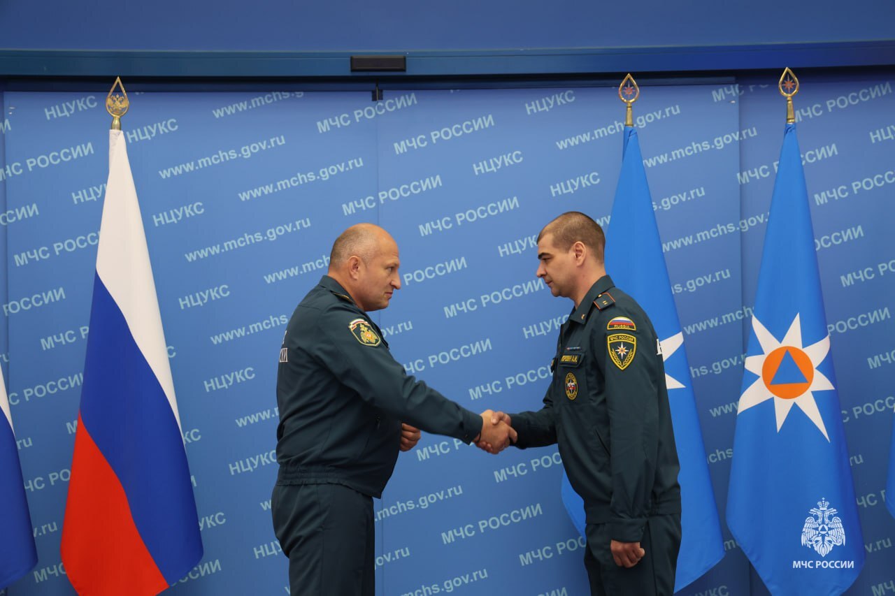Награда за отвагу: Министр МЧС России вручил медаль огнеборцу из Сургута Награда за отвагу: Министр МЧС России вручил медаль огнеборцу из Сургута