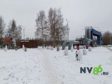 Вот такие оптимистичные призраки охраняют молодые деревья зимой в сквере Оптимистов