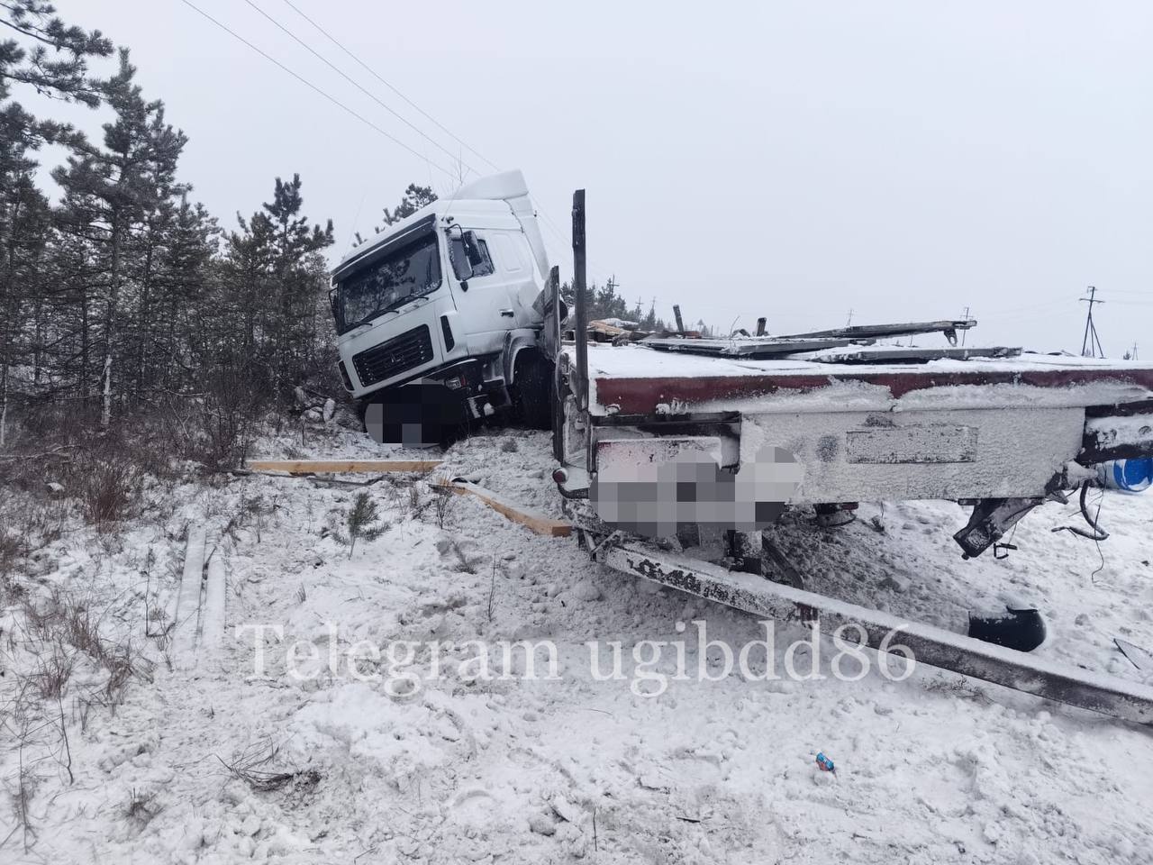 На загородной автодороге столкнулись два большегруза На загородной автодороге столкнулись два большегруза