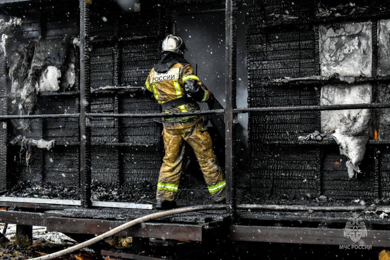 Огнеборцы Ханты-Мансийска ликвидировали возгорание в дачном доме