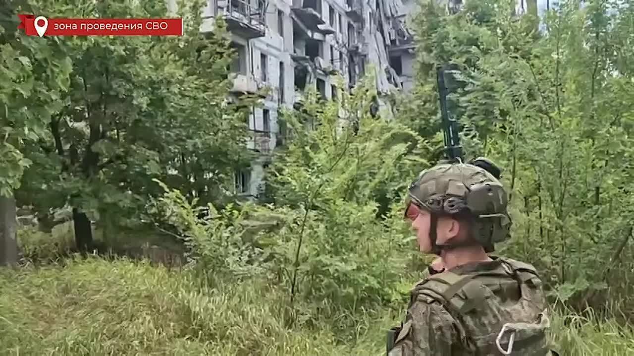 Он получил музыкальное образование и играл в Концертном оркестре Югры