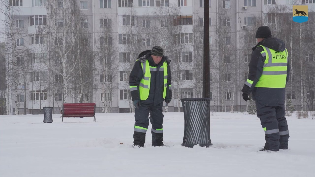 В сквере у Свято-Троицкого собора появились новые урны