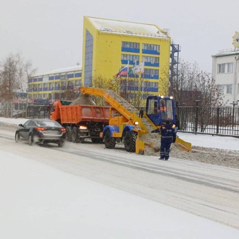 В Нижневартовске продолжается уборка снега