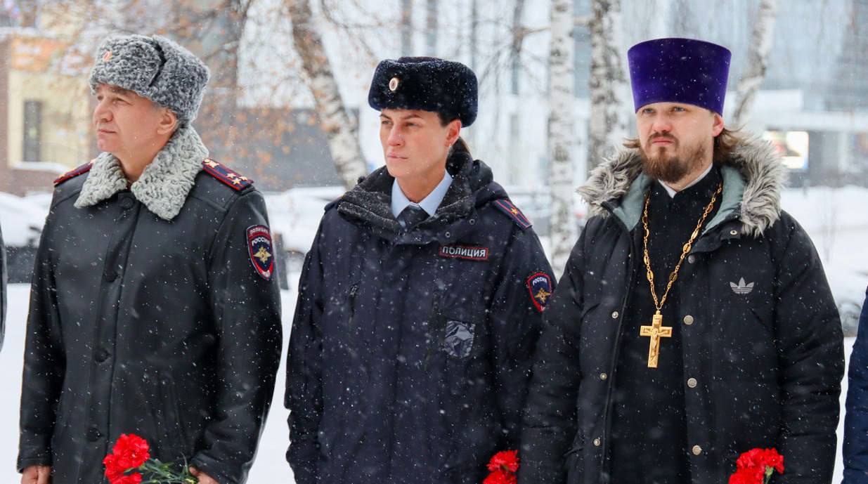 В Югре полицейские почтили память коллег, погибших при исполнении служебного долга В преддверии Дня сотрудника органов внутренних дел Российской Федерации состоялось возложение цветов к Обелиску сотрудникам органов... В Югре полицейские почтили память коллег, погибших при исполнении служебного долга В преддверии Дня сотрудника органов внутренних дел Российской Федерации состоялось возложение цветов к Обелиску сотрудникам органов...