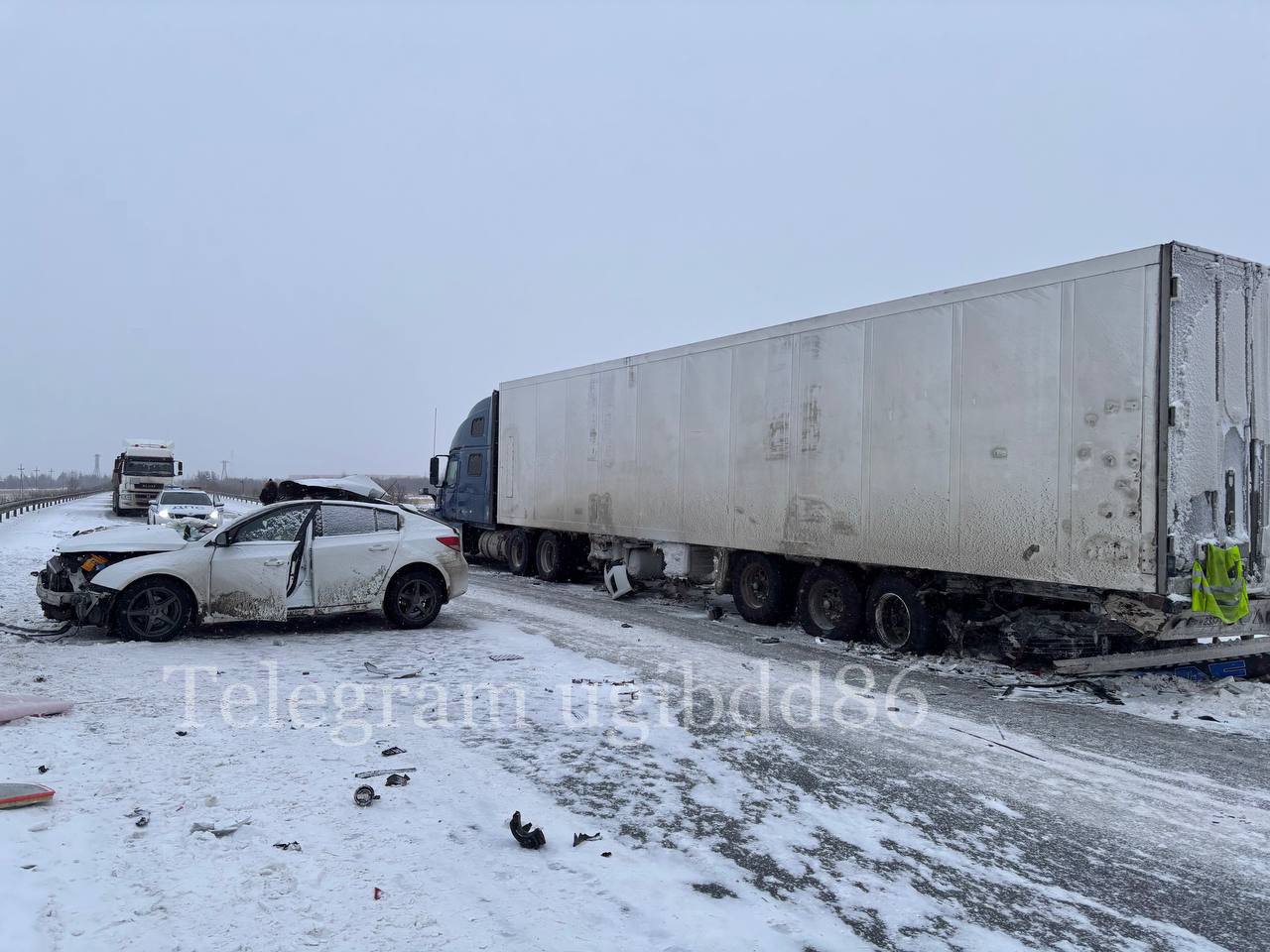 Сегодня, около 07:15 на 13 км автодороги «подъезд к г. Сургуту» 42-летний водитель «Chevrolet», по предварительным данным, допустил наезд на стоящее транспортное средство «Volvo»