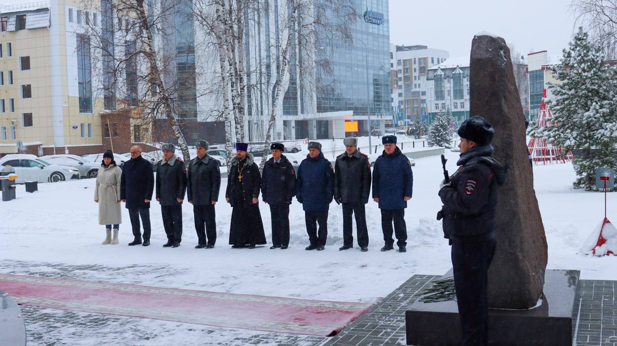 В Югре полицейские почтили память коллег, погибших при исполнении служебного долга В преддверии Дня сотрудника органов внутренних дел Российской Федерации состоялось возложение цветов к Обелиску сотрудникам органов... В Югре полицейские почтили память коллег, погибших при исполнении служебного долга В преддверии Дня сотрудника органов внутренних дел Российской Федерации состоялось возложение цветов к Обелиску сотрудникам органов...
