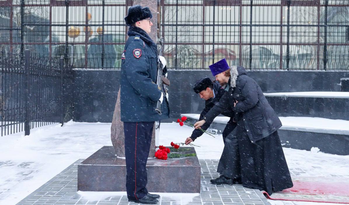 В Югре полицейские почтили память коллег, погибших при исполнении служебного долга В преддверии Дня сотрудника органов внутренних дел Российской Федерации состоялось возложение цветов к Обелиску сотрудникам органов... В Югре полицейские почтили память коллег, погибших при исполнении служебного долга В преддверии Дня сотрудника органов внутренних дел Российской Федерации состоялось возложение цветов к Обелиску сотрудникам органов...